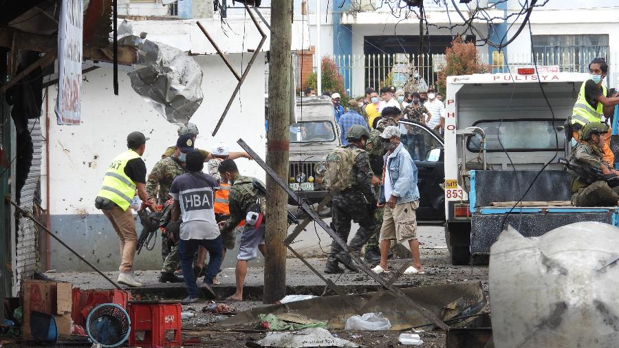 Equipes de resgate socorrem vítimas após explosões em Jolo, nas Filipinas - Nickee Butlangan/AFP