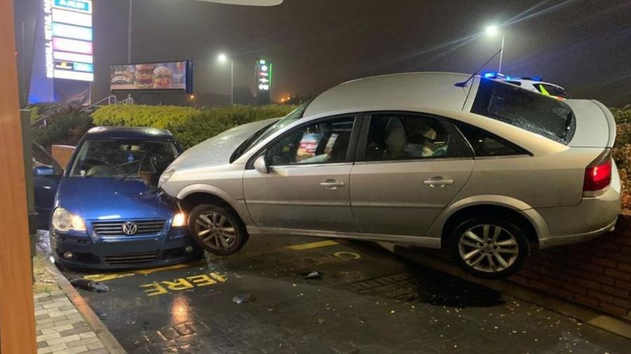 Acidente que ocorreu dentro do drive thru do McDonald"s  - West Yorkshire Police