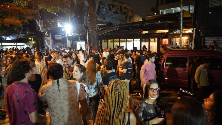 Largo da Batata, em Pinheiros, na Zona Oeste da capital, vem registrando bares lotados desde o final do ano passado  - André Porto/UOL