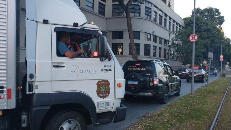Um caminhão-baú foi usado pela PF (Polícia Federal) para transportar as obras de arte apreendidas em nova fase da Lava Jato - Arquivo Pessoal