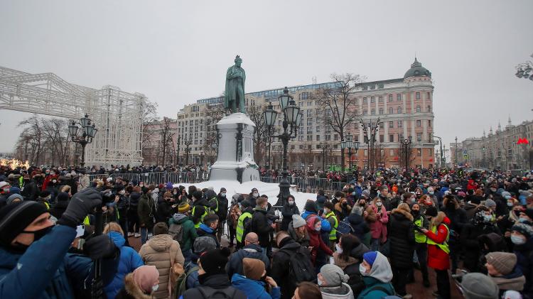 23.jan.2021 - Apoiadores de Navalny se concentram em praça para protestar contra a sua prisão