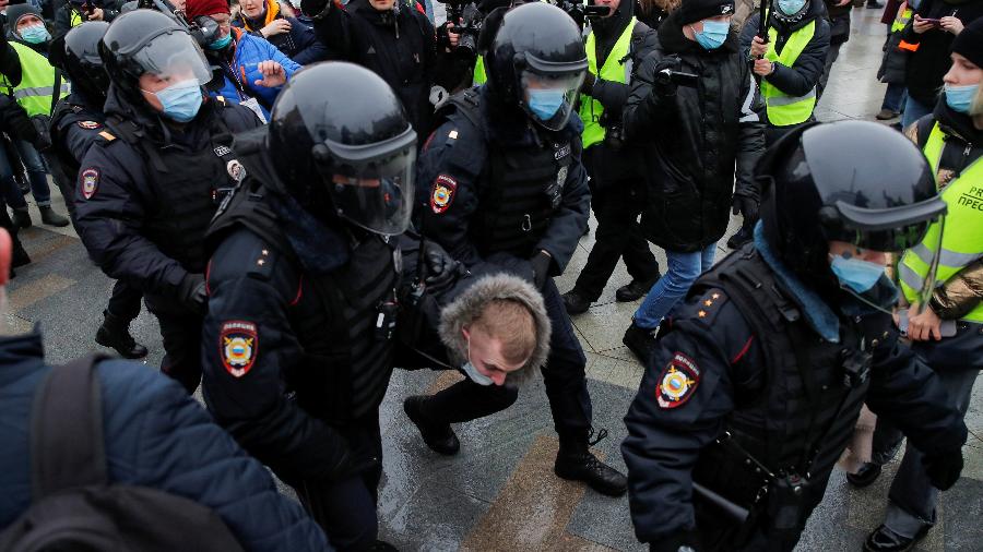 23.jan.2021 - Manifestante é detido pela polícia durante protesto em Moscou contra a prisão do opositor do governo Putin, Alexei Navalny - Maxim Shemetov/Reuters