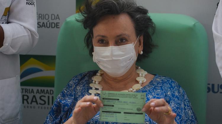 Com imunizante de Oxford | Sem Pazuello, Fiocruz vacina médicos e estima insumos para início de fevereiro