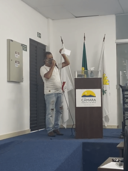 8.jan.21 - Vereador Artuzinho de Ibirité reclama de salário de R$ 5.900 em reunião da Câmara Municipal - Reprodução/Facebook