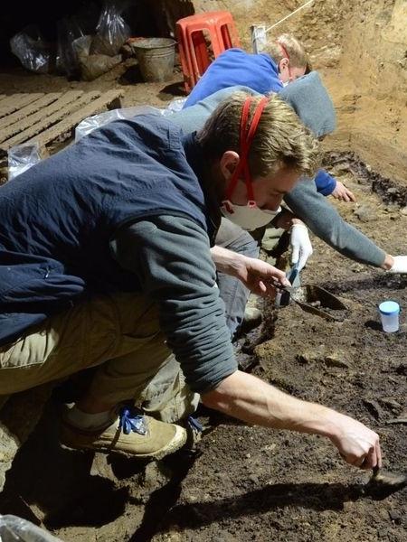 Escavações na Caverna Bacho Kiro, na Bulgária, descobriram ossos humanos antigos, juntamente com ferramentas de pedra, ossos de animais, ferramentas de osso e pingentes - Tsenka Tsanova/Smithsonian