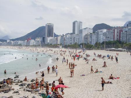 Praia do Leme, na zona sul do Rio, já registrou movimentação no último domingo (18), mesmo com permanência proibida na faixa de areia - Bruno Martins/Estadão Conteúdo