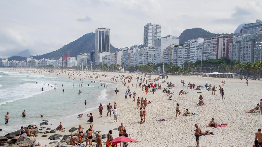 Praia do Leme, na zona sul do Rio, já registrou movimentação no último domingo (18), mesmo com permanência proibida na faixa de areia - Bruno Martins/Estadão Conteúdo