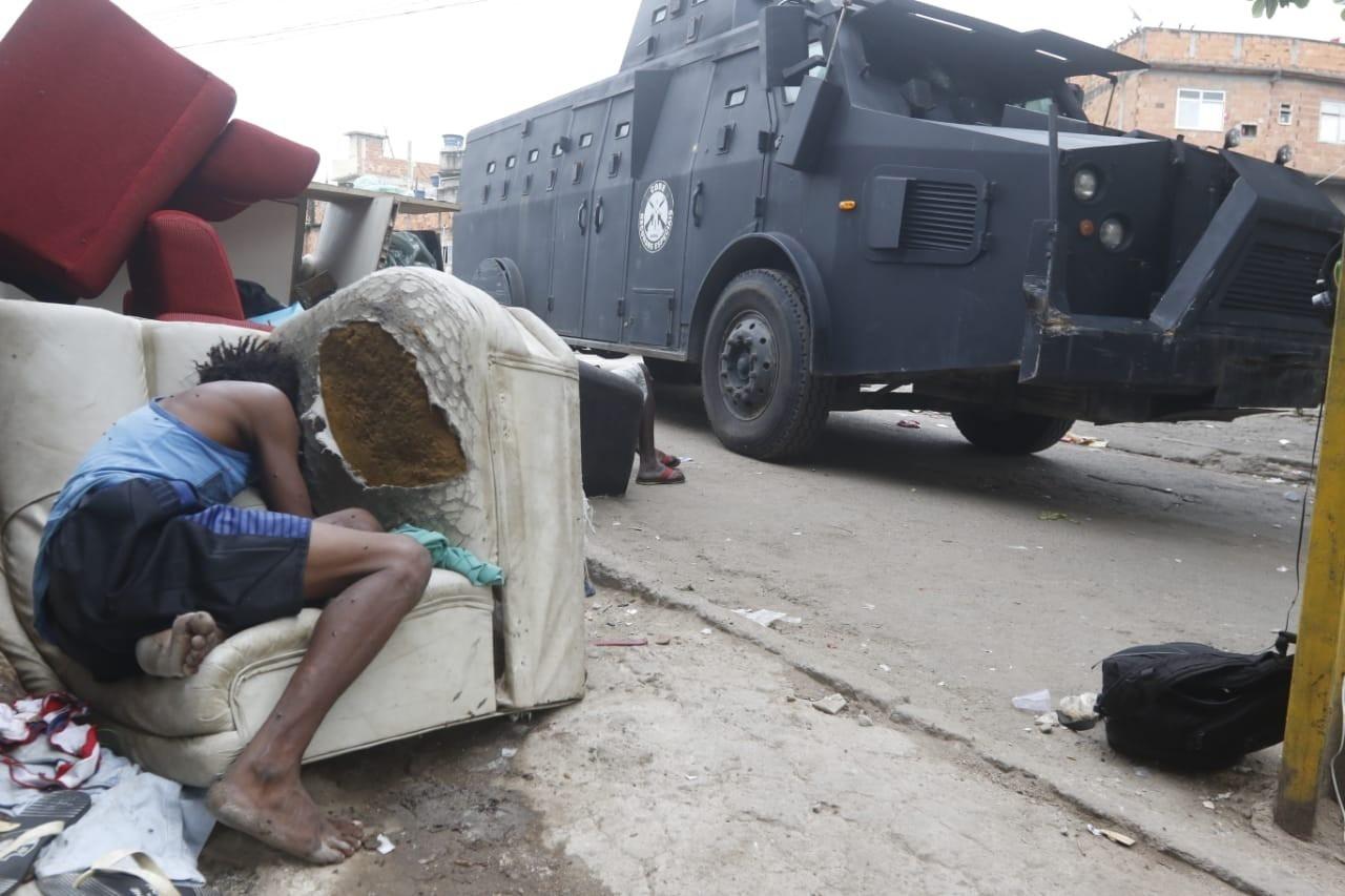 06.05.2021 - Pessoa aparentemente em situação de rua tenta se proteger durante a operação da Polícia Civil no Jacarezinho, que deixou ao menos 25 mortos e outras pessoas alvejadas, inclusive dentro das composições do metrô da cidade - REGINALDO PIMENTA/AGÊNCIA O DIA/ESTADÃO CONTEÚDO