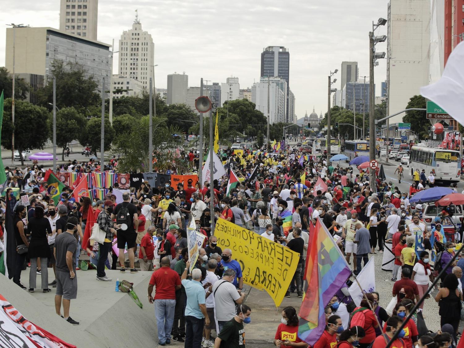 Protestos no Rio de Janeiro - LEO ORESTES/FRAMEPHOTO/ESTADÃO CONTEÚDO