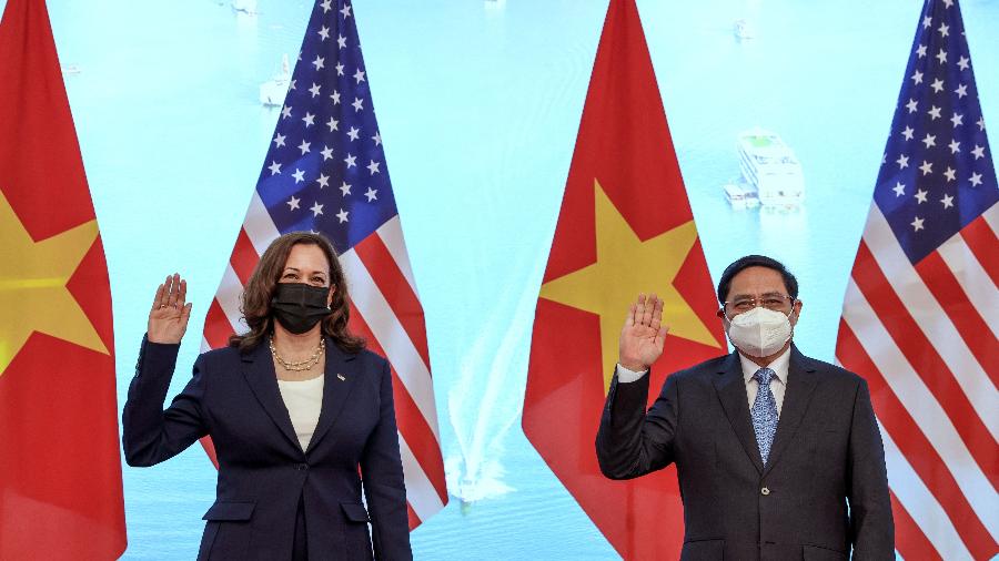 A vice-presidente dos Estados Unidos Kamala Harris e o primeiro-ministro do Vietnã Pham Minh Chinh durante visita dela ao país  - Evelyn Hockstein/Pool/AFP