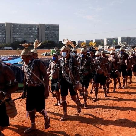 Indígenas fazem em Brasília ato contra ação que ameça direito sobre terras em processo de demarcação - Amanda Perobelli/Reuters