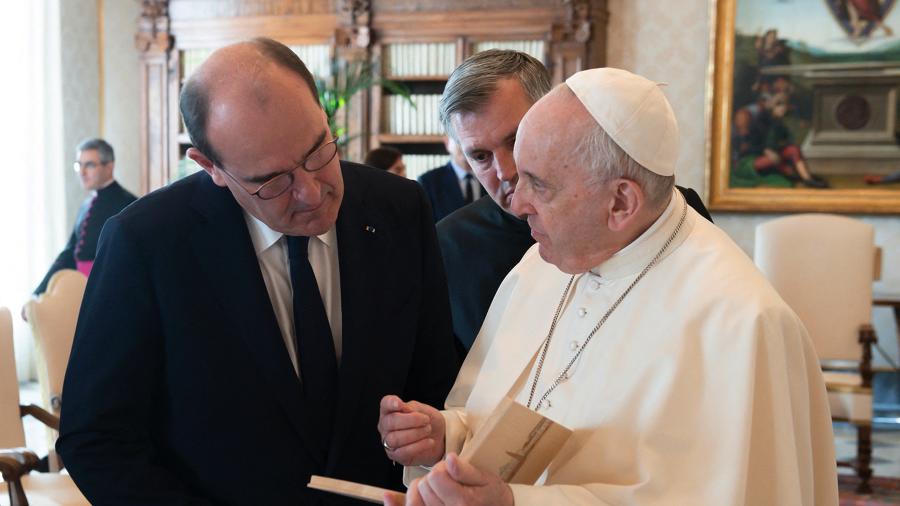 18.out.2021 - O Papa Francisco e o primeiro-ministro francês Jean Castex - Vatican Media/AFP