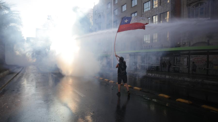 Na imagem: manifestante em protesto por justiça para um adolescente ferido após ser jogado de uma ponte - Cristobal Vogel/Agência Anadolu via Getty Images