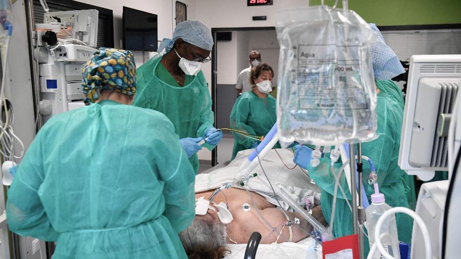 Paciente em UTI (Unidade de Terapia Intensiva) recebe atendimento médico em hospital na França - 29.dez.2021 - Alain Jocard/AFP