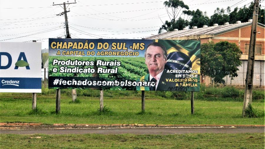 Outdoor de apoio a Bolsonaro na entrada da cidade de Chapadão do Sul (MS) - Rubens Valente/UOL