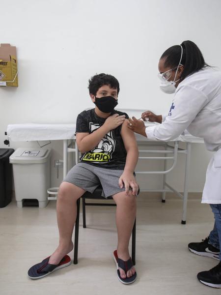 Garoto de 9 anos de idade toma a primeira dose da vacina infantil da Pfizer contra a covid-19 na UBS Jardim Aeroporto, na zona sul de São Paulo -  FELIPE RAU/ESTADÃO CONTEÚDO