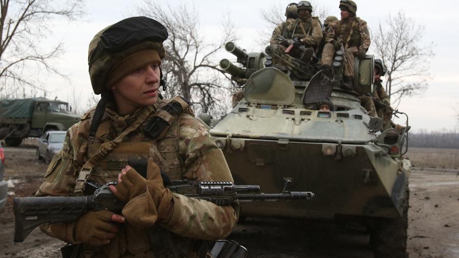 24.fev.2022 - Militares ucranianos se preparam contra ataque da Rússia contra a região de Lugansk, na Ucrânia - Anatolii Stepanov/AFP