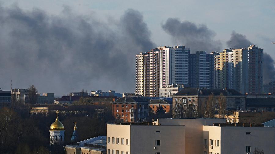 Capital da Ucrânia, Kiev amanheceu sob nuvens de fumaça escura após bombardeios, no sábado (26) - Gleb Garanich/Reuters