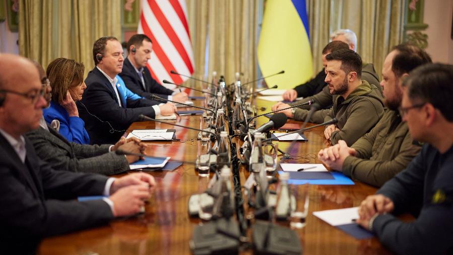 Delegação dos EUA (à esq.) reforçou apoio à Ucrânia e prometeu atender pedido de Biden por mais ajuda - Stringer/Presidência da Ucrânia/AFP