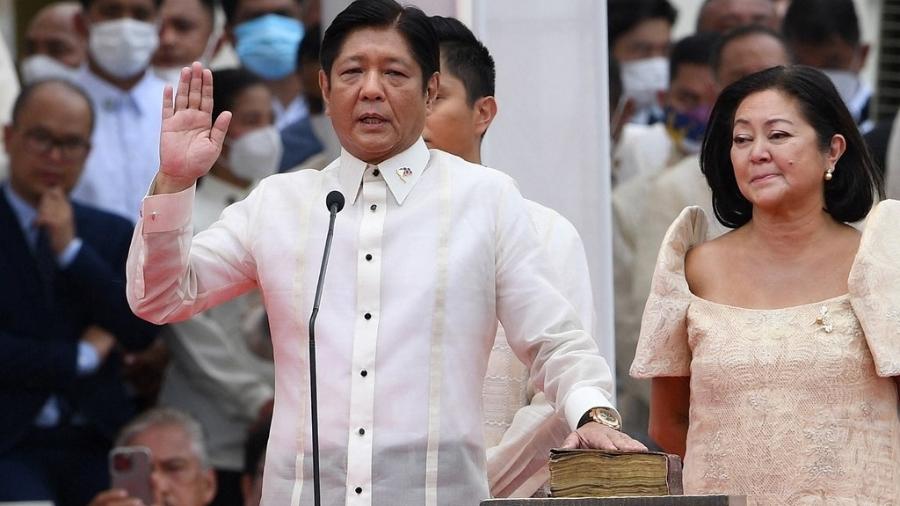 Ferdinand "Bongbong" Marcos Jr, de 64 anos, assume como novo presidente das Filipinas - TED ALJIBE/AFP