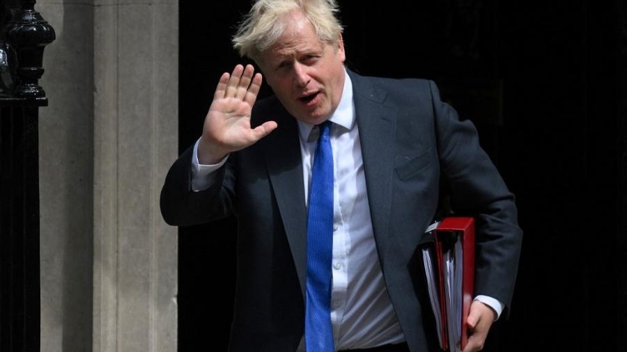 06.07.22 - Boris Johnson deixando Downing Street, sede do governo, em direção ao Parlamento para uma sessão de perguntas após novo escândalo - DANIEL LEAL/AFP