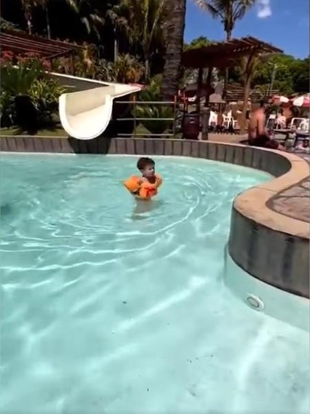 O menino autista Daniel, de 4 anos, brinca em uma piscina pouco antes de sua família ser expulsa de parque - Reprodução/ Instagram