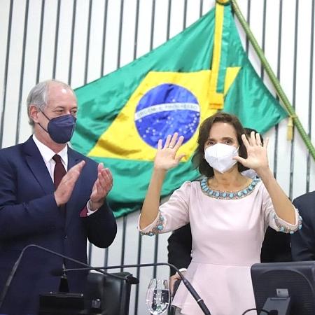 Ciro Gomes aplaude governadora Izolda Cela em sua posse, em abril, na Assembleia do Ceará  - Divulgação/Governo do Ceará