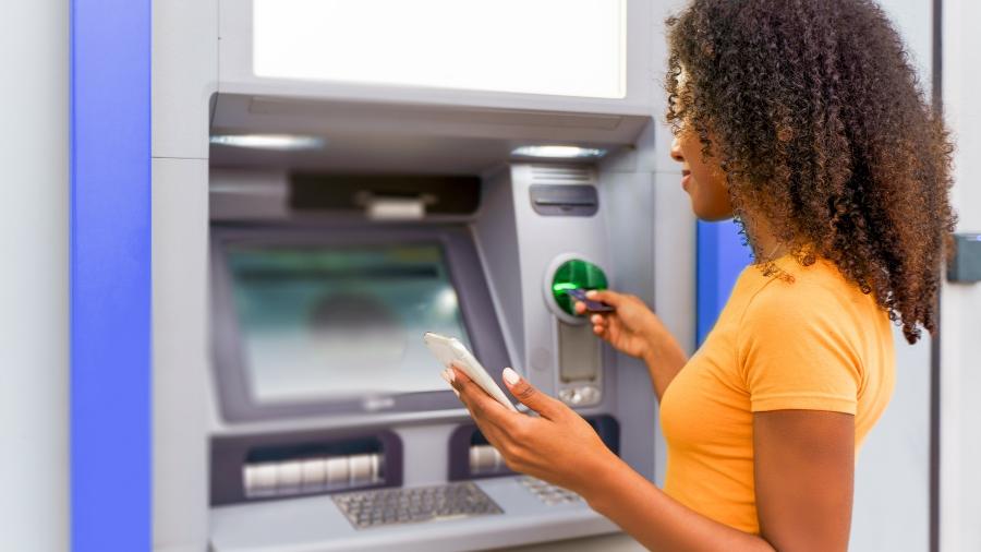 Consumidores podem pagar contas pelo internet banking, caixa eletrônico ou aplicativo durante feriados - iStock