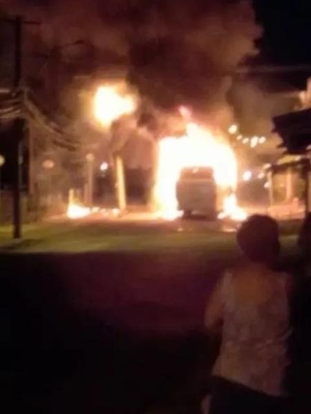 Jovem morrem em intervenção policial e moradores ateiam fogo em ônibus em Piracibaba, SP - Reprodução
