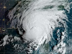 Com mudanças climáticas, cientistas querem nova categoria para furacões 