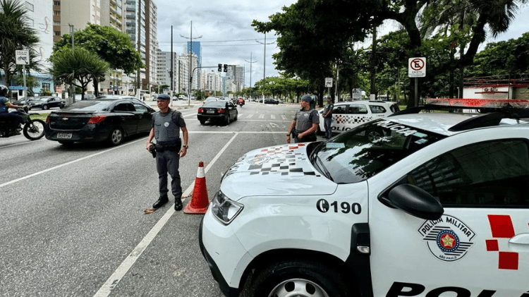 Policiais militares em patrulhamento na Baixada Santista durante a Operação Verão