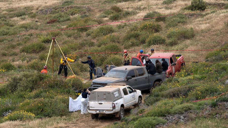 Autoridades encontram poço onde restos humanos foram encontrados perto da praia de La Bocana, delegação de Santo Tomas, em Ensenada, estado de Baja California, México, em 3 de maio de 2024 - GUILLERMO ARIAS/AFP