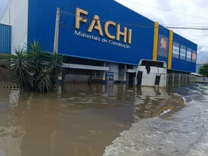 8 de 10 empresas atingidas pelas chuvas no RS não têm seguro, diz governo