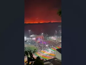 Festa de São João contrasta com incêndio no Pantanal, em Corumbá (MS)