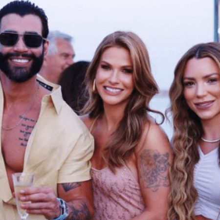 Gusttavo Lima com a esposa Andressa Suita, em foto com o empresário José da Rocha Neto (esq) e com a esposa dele, Aislla Sabrina Rocha (dir), na Grécia - Instagram/Aisila Sabrina Rocha