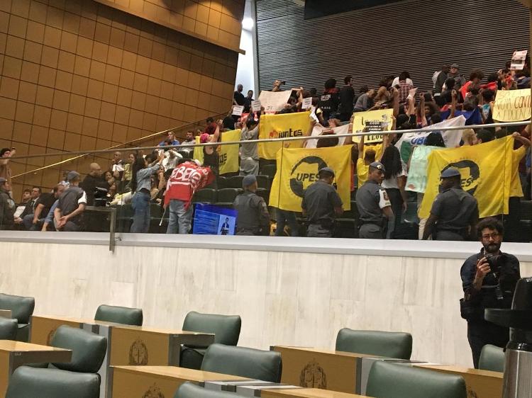 Estudantes ficaram de costas enquanto deputados da base governista discursavam na Alesp