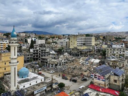Imagem aérea mostra cidade de Nabatieh, no sul do Líbano, um dia após o cessar-fogo entre Israel e o Hezbollah, em 28 de novembro de 2024 - -/AFP