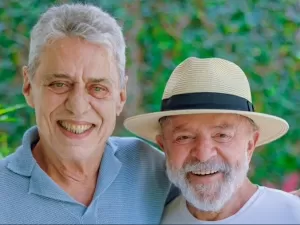 Lula recebe visita de Chico Buarque em São Paulo