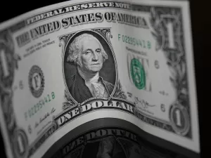 Dólar tem queda expressiva e fecha dia com menor valor desde novembro