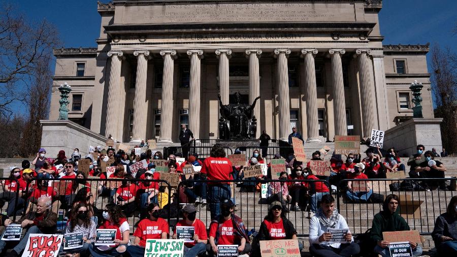 Estudantes da Universidade de Columbia protestam contra a presença de agentes de imigração no campus Estudantes da Universidade de Columbia protestam contra a presença de agentes de imigração no campus