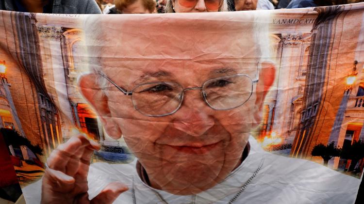Fieis mexicanos exibem faixa com a imagem do papa Francisco antes de missa de funeral na praça de São Pedro Fieis mexicanos exibem faixa com a imagem do papa Francisco antes de missa de funeral na praça de São Pedro