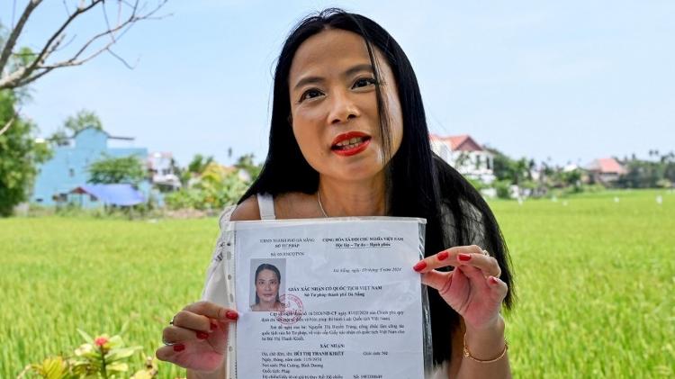 Odile Dussart mostra documento que certifica a sua nacionalidade vietnamita Odile Dussart mostra documento que certifica a sua nacionalidade vietnamita