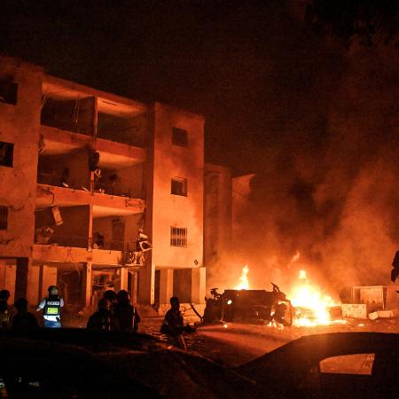 15.6.2025 - Bombeiros e equipes de resgate trabalham em um local atingido por um ataque de mísseis do Irã contra Israel, em Haifa 15.6.2025 - Bombeiros e equipes de resgate trabalham em um local atingido por um ataque de mísseis do Irã contra Israel, em Haifa