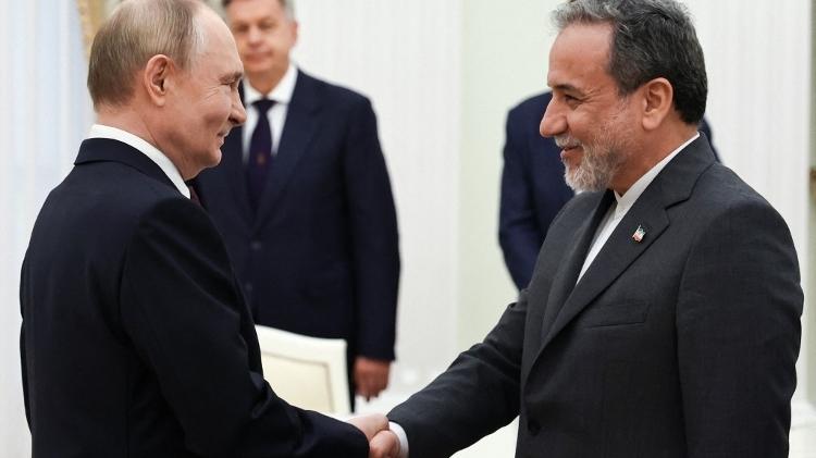 23.jun.2025 - O presidente russo, Vladimir Putin, e o ministro das Relações Exteriores iraniano, Abbas Araghchi, apertam as mãos durante uma reunião no Kremlin, em Moscou