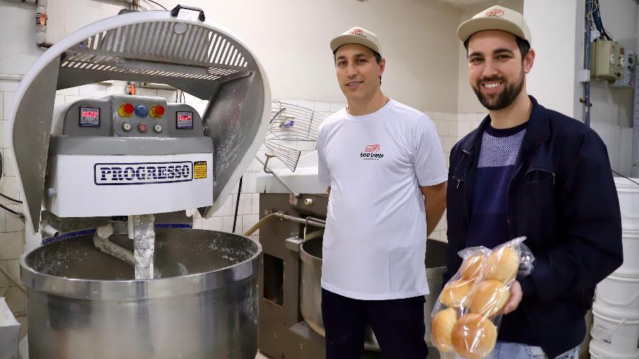 Irmãos Guilherme Bagatini (à direita) e Maurício Sauer Bagatini administram padaria Bread Sharer em Porto Alegre, afetada com enchentes em 2024. Empresa conseguiu linha de crédito para voltar a operar após enchente. Irmãos Guilherme Bagatini (à direita) e Maurício Sauer Bagatini administram padaria Bread Sharer em Porto Alegre, afetada com enchentes em 2024. Empresa conseguiu linha de crédito para voltar a operar após enchente.