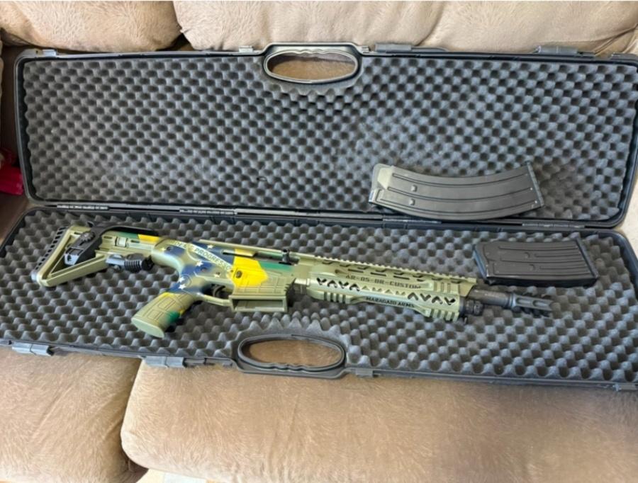 Arma em nome do ex-presidente Jair Bolsonaro customizada com a bandeira do Brasil - undefined