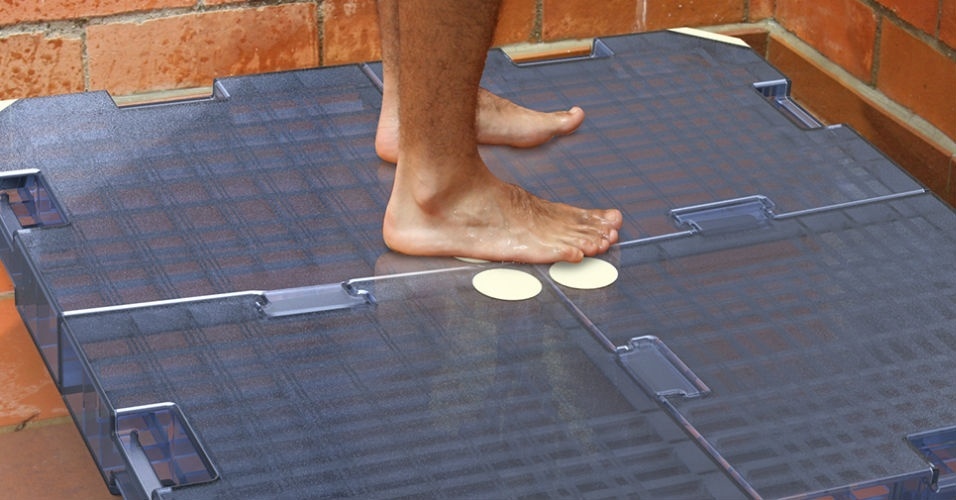 O designer húngaro Alberto Vásquez inspirou-se na falta de água enfrentada por comunidades na Colômbia para criar um equipamento que reusa até 90% da água do banho. O sistema Gris usa reservatórios inteligados para captar a água do banho para reúso - Reprodução/Igen design