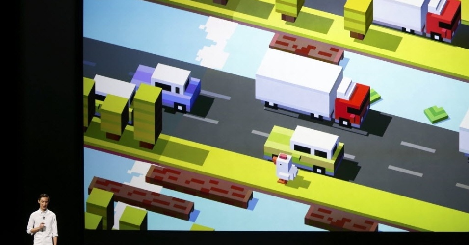 9.set.2015 - Andy Sum, da Hipster Whale, mostra o game Crossy Road, produzido pela sua empresa, para a Apple TV durante conferência anual da empresa no auditório do Bill Graham Civic, em San Francisco, Califórnia (EUA)