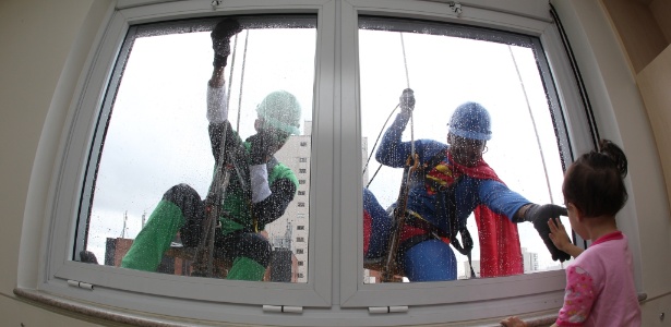 5.out.2015 - Limpadores de janela se vestem de super-heróis durante trabalho de limpeza da fachada do Hospital Infantil Sabará, em São Paulo - Márcio Fernandes/Estadão Conteúdo