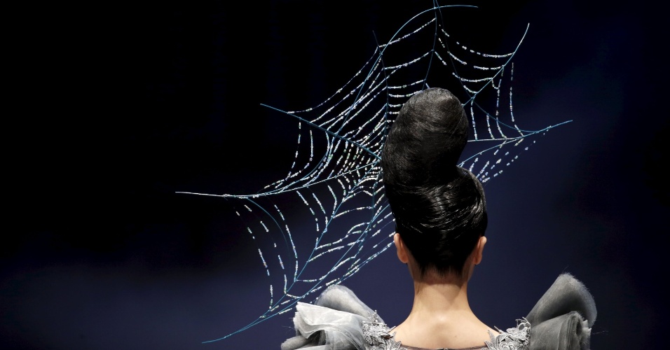 26.out.2015 - Modelo apresenta penteado com uma teia de aranha, durante desfile do estilista chinês Mao Geping, na Semana de Moda de Pequim (China)